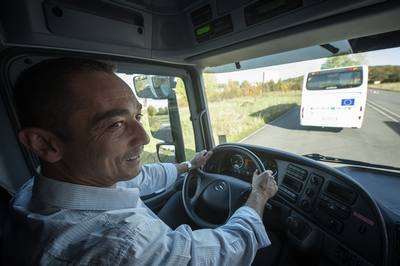 Chauffeur, chauffeuse routier sur porteur